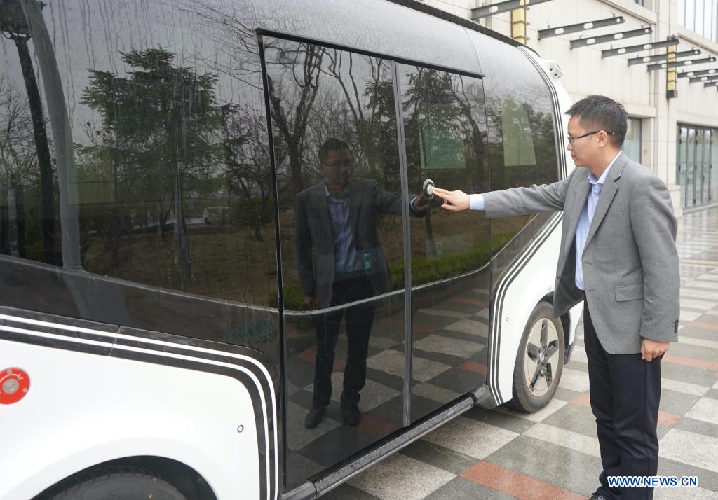 A Man in Hangzhou Takes Public Transportation with a Sofa: A Unique Tale of Practicality and Innovation