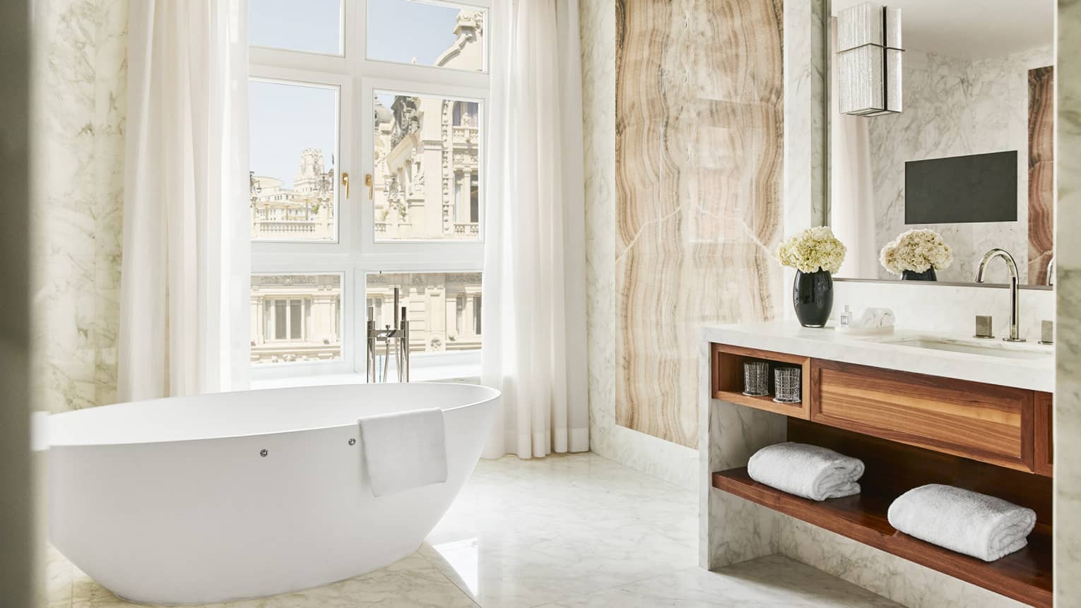 Bathroom Windows: The Best Curtain Choices