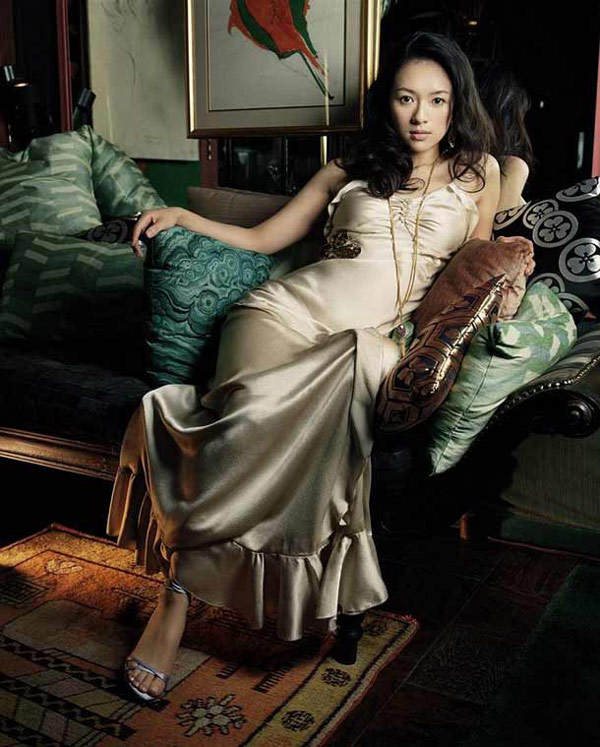 Title: The Allure of Zhang Xiaoyus Sofa Photos: A Glimpse into the Captivating World of Chinese Actress