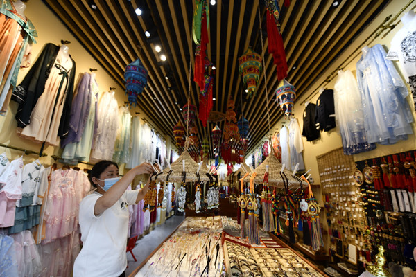 Title: The Largest Curtain Market in Xian