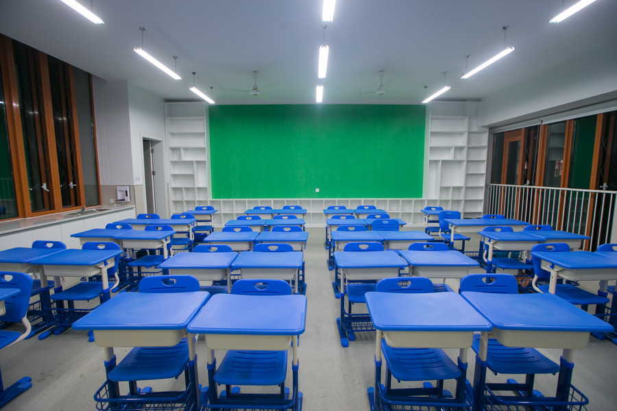 Title: Primary School Classroom Curtain Image Collection