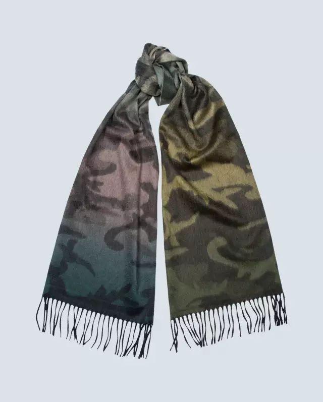 What Kind of Scarf to Wear with a Cashmere Coat?