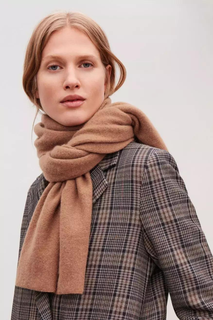 What Kind of Scarf to Wear with a Cashmere Coat?