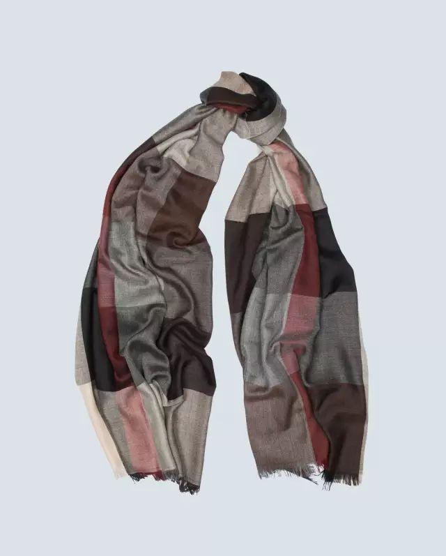 What Kind of Scarf to Wear with a Cashmere Coat?