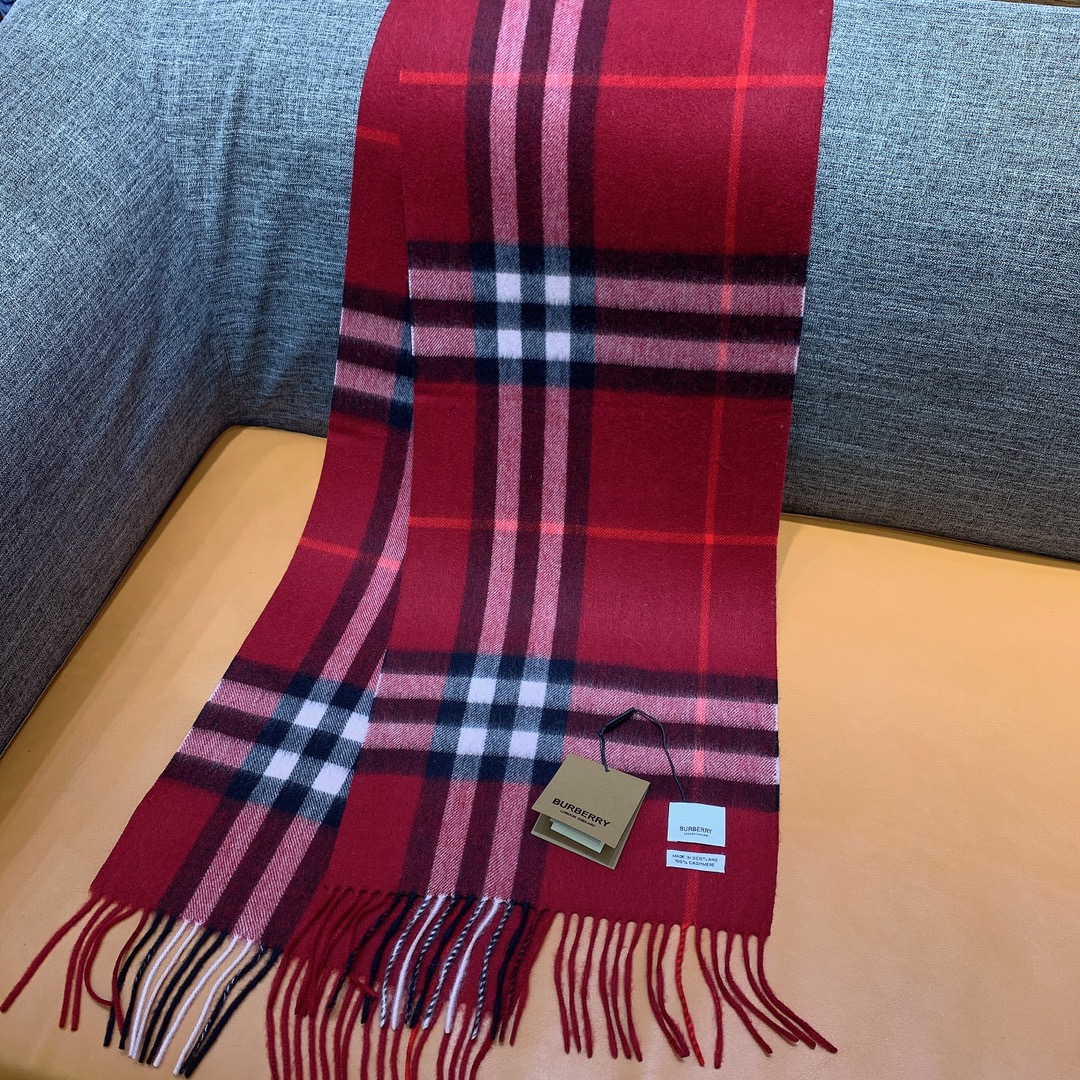 The Unique Charm of a Red Cashmere Scarf