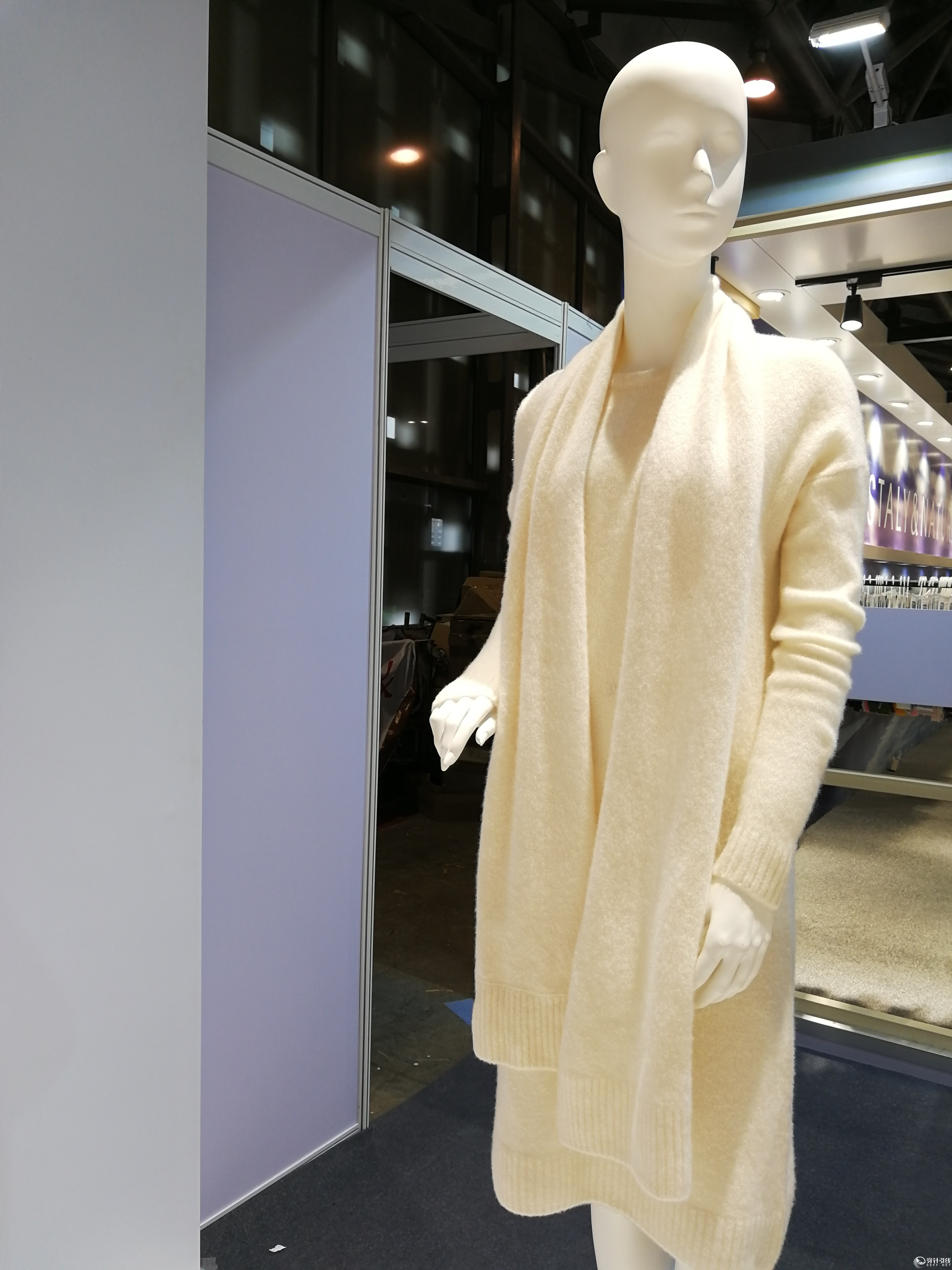 Title: The Erdos Cashmere Sweater Boutique in Shanghai