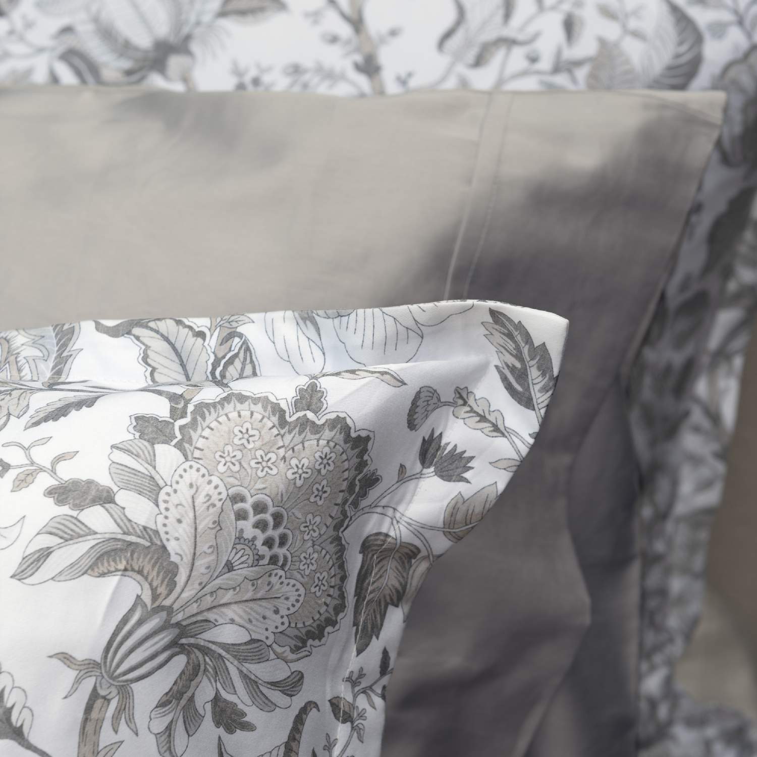 The Silk-Filled Duvet: A Luxurious and Sustainable Choice for Your Bed